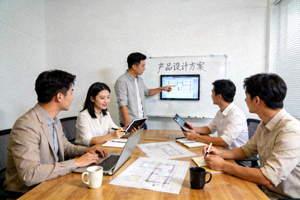 开云团队在会议室讨论产品设计的场景