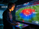 体育数据分析师使用大屏展示比赛实时热力图与传球路径的可视化图表
